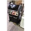 Image 2 : BROIL KING CROWN 4 BURNER PROPANE BARBECUE *NO SIDE SHELVES/WORKING CONDITION UNKNOWN/MAY BE