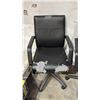 Image 2 : 4 ASSORTED ROLLING OFFICE CHAIRS WITH VARIOUS DAMAGE