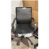Image 4 : 4 ASSORTED ROLLING OFFICE CHAIRS WITH VARIOUS DAMAGE