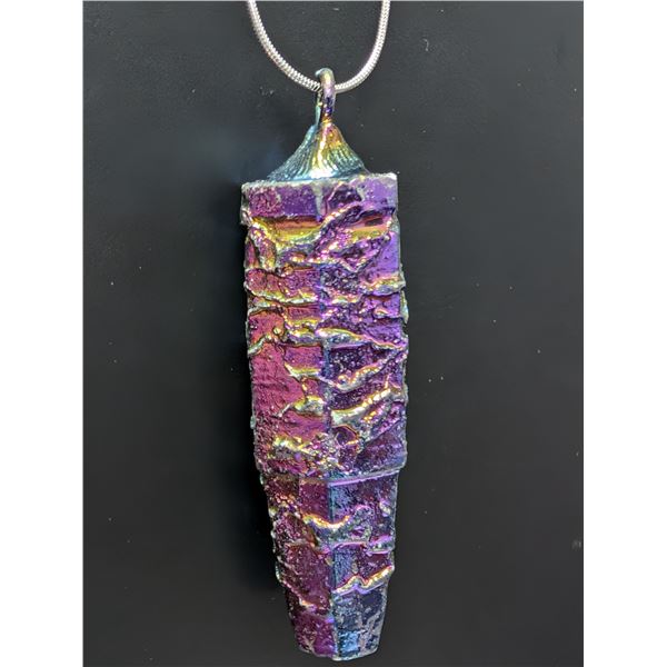 SILVER(APP 13G), RAINBOW TITANIUM AURA QUARTZ NECKLACE 18'', SUGGESTED RETAIL VALUE $200
