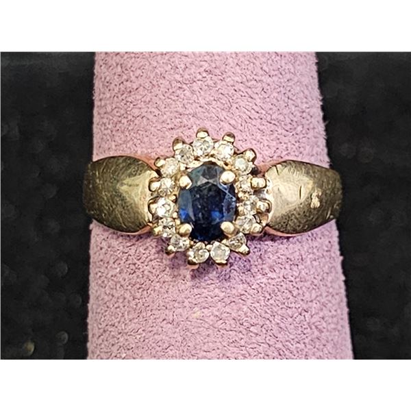 10KT OVAL CUT GEMSTONE RING: SIZE 7