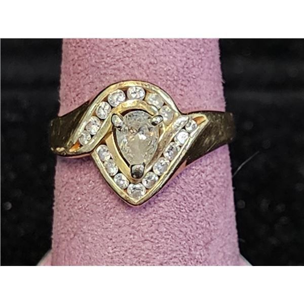 14KT GOLD PEAR CUT GEMSTONE RING: SIZE 8