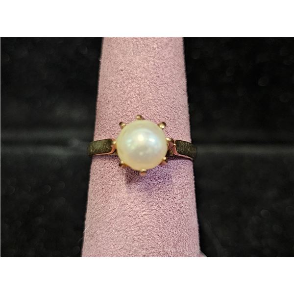 10KT GOLD PEARL RING: SIZE 7