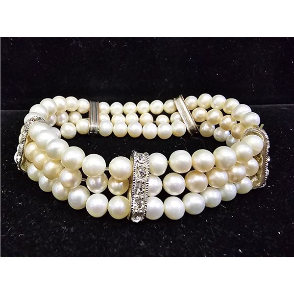 3-STRAND PEARL STRETCH BRACELET