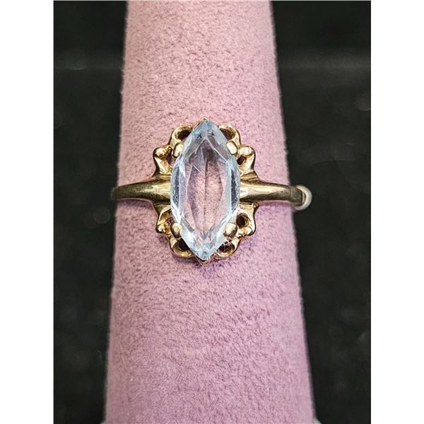 14KT GOLD MARQUISE CUT GEMSTONE RING: