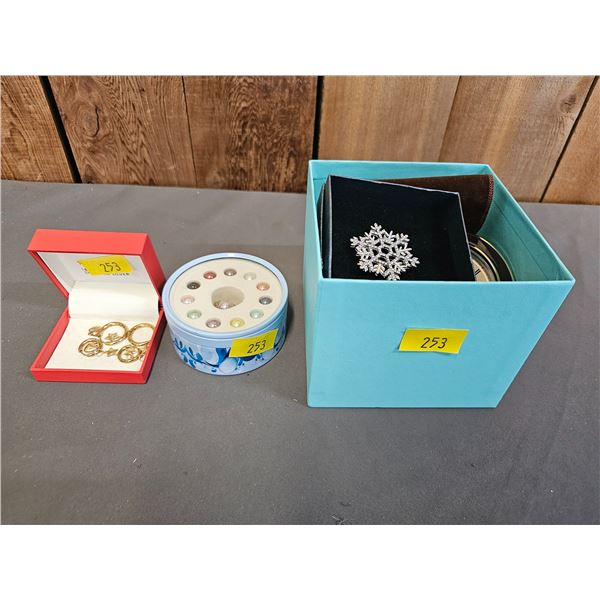 ASSTD. FASHION JEWLERY: RING W/INTERCHANGEABLE STONES, HOOP EARRINGS, BROOCHES & MORE