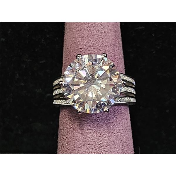 *NEW* .925 SILVER 10CT SIMULATED DIAMOND (CZ0 TRI-BAND RING: SIZE 7