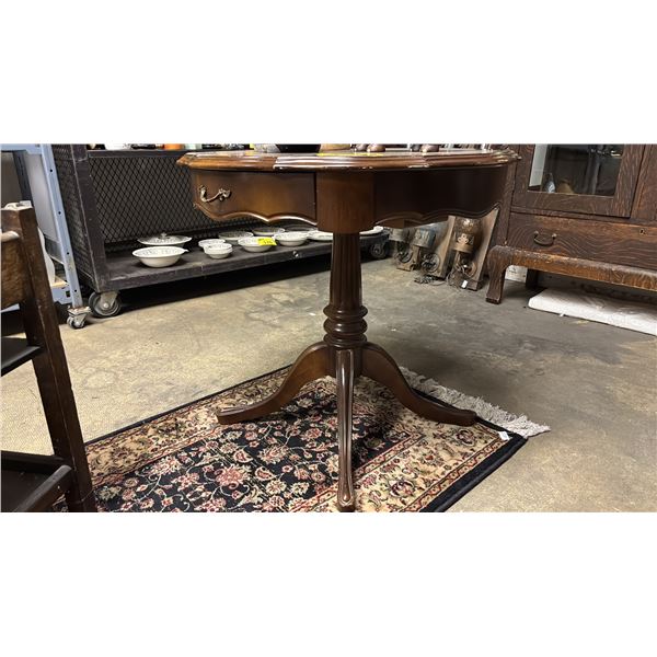 VINTAGE DUNCAN PHYFE-STYLE MAHOGANY ROUND PEDESTAL TABLE WITH DRAWER