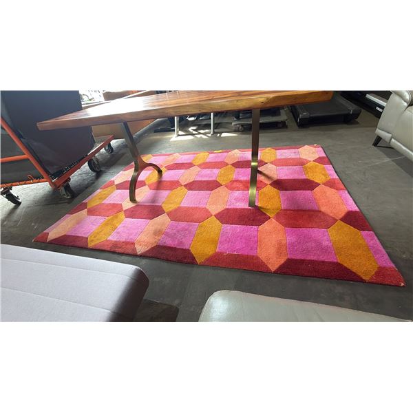 PATTERNED AREA RUG 8FT X 5.5FT (DAMAGED CORNER)