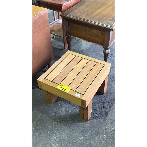 WOODEN END TABLE WITH REMOVABLE TOP