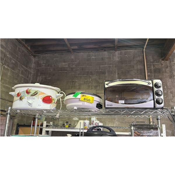 SHELF OF ASSORTED ITEMS INCLUDING; HAMILTON BEACH SLOW COOKER, AROMA SUPER POT & DELONGHI TOASTER