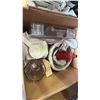 Image 4 : SHELF OF ASSORTED KITCHENWARE