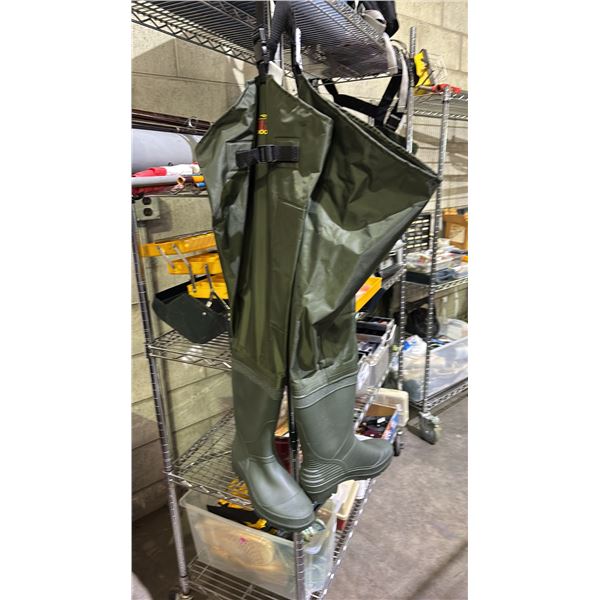 PAIR OF BUSHLINE SIZE 8 HIP WADERS