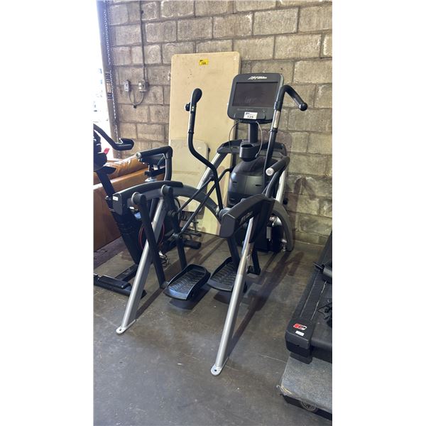 LIFE FITNESS ARC TRAINER (NO POWER CORD, UNKNOWN WORKING CONDITION)