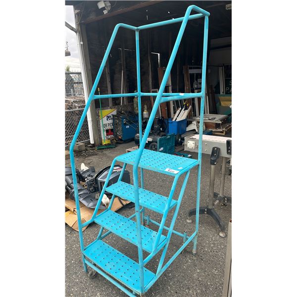 4-STEP INDUSTRIAL ROLLING SAFETY LADDER