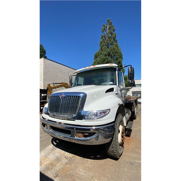 2012 INTERNATIONAL DURASTAR 4000, 2DRFLAT DECK, WHITE, VIN 1HTMMAAP9CH590084,