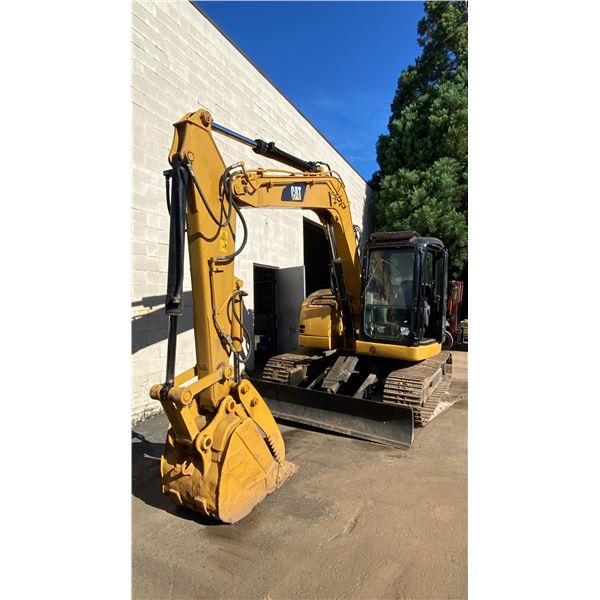 MIDSIZE YELLOW EXCAVATOR  VIN- N/A, HOURS UNKNOWN, DIESEL (D), HAS KEYS,
