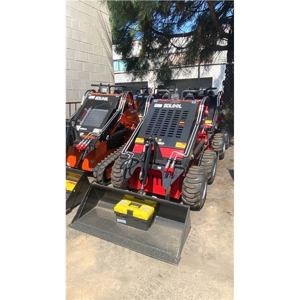 SDLOOL SL323TZ RED STAND ON GAS POWERED MINI SKID STEER LOADER, 13.5 HP, PNEUMATIC TIRES, 420CC