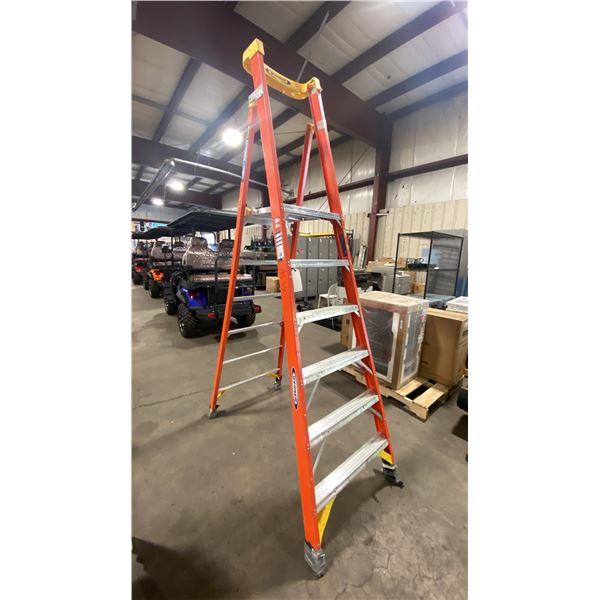 WERNER PODIUM MAX 6' ORANGE CARBON FIBER INDUSTRIAL PLATFORM LADDER