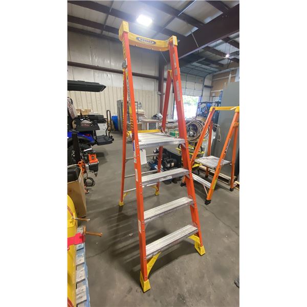 WERNER PODIUM 4' ORANGE CARBON FIBER INDUSTRIAL PLATFORM LADDER