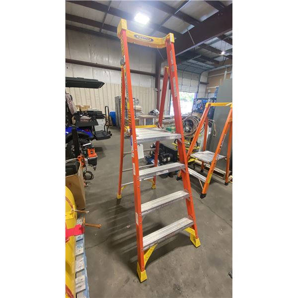 WERNER PODIUM 4' ORANGE CARBON FIBER INDUSTRIAL PLATFORM LADDER