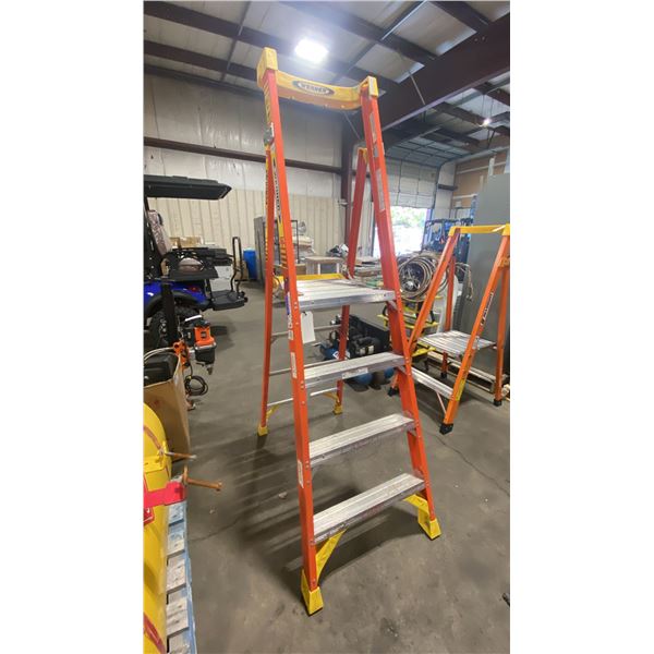 WERNER PODIUM 4' ORANGE CARBON FIBER INDUSTRIAL PLATFORM LADDER