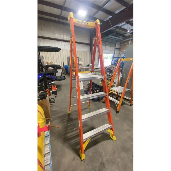 WERNER PODIUM 4' ORANGE CARBON FIBER INDUSTRIAL PLATFORM LADDER