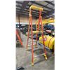 Image 2 : WERNER PODIUM 4' ORANGE CARBON FIBER INDUSTRIAL PLATFORM LADDER
