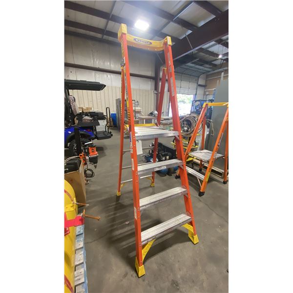 WERNER PODIUM 4' ORANGE CARBON FIBER INDUSTRIAL PLATFORM LADDER