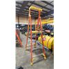 Image 2 : WERNER PODIUM 4' ORANGE CARBON FIBER INDUSTRIAL PLATFORM LADDER
