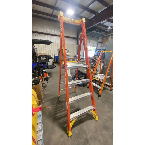 WERNER PODIUM 4' ORANGE CARBON FIBER INDUSTRIAL PLATFORM LADDER