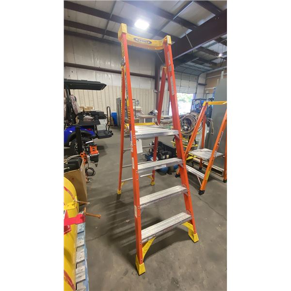 WERNER PODIUM 4' ORANGE CARBON FIBER INDUSTRIAL PLATFORM LADDER