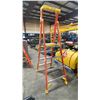 Image 2 : WERNER PODIUM 4' ORANGE CARBON FIBER INDUSTRIAL PLATFORM LADDER