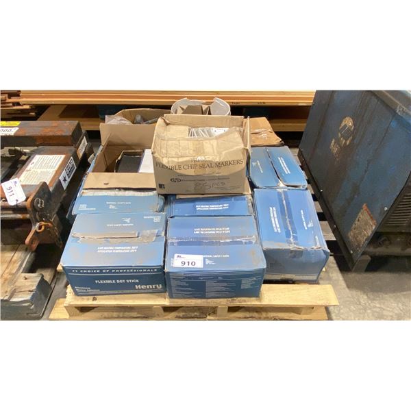 PALLET OF FLEXIBLE CHIP SEAL MARKERS, 3M REFLECTIVE MARKERS, & BOXES OF HENRY FLEXIBLE DOT STICK
