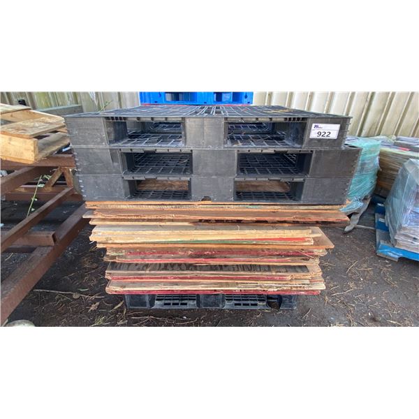 PALLET OF 4' X 4' ASSORTED PLYWOOD SHEETS & PLASTIC PALLETS *MUST TAKE ALL*
