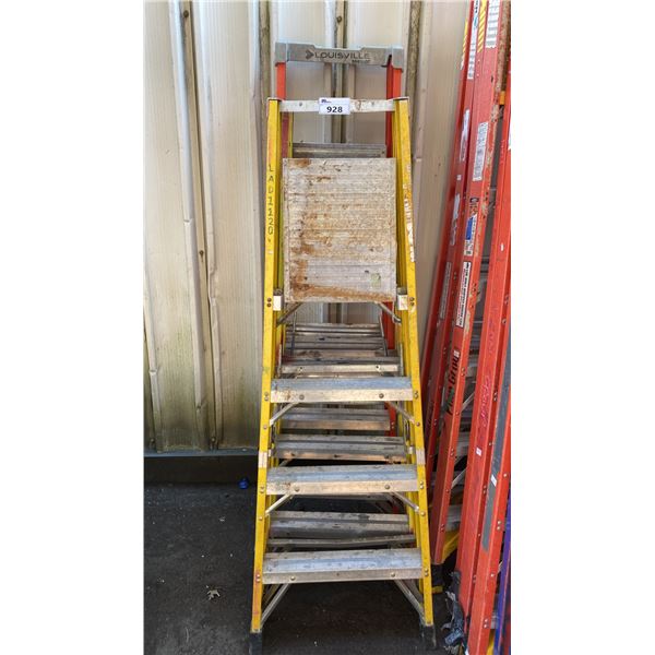 LOUISVILLE 4' ORANGE CARBON FIBER INDUSTRIAL PLATFORM LADDER & 2 FEATHERLITE 4' YELLOW CARBON FIBER