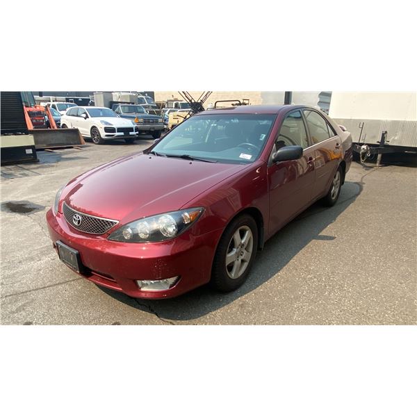 2005 TOYOTA CAMRY SE, 4DR SEDAN, RED, VIN 4T1BE32K25U384854,