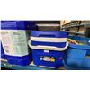 Image 5 : 8 RELIANCE BLUE PLASTIC WATER TRANSPORT JUGS, 2 IGLOO COOLERS WITH SHOVELS / CONTENTS, 2