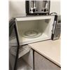 Image 2 : Danby Microwave and Black & Decker Toaster Bundle