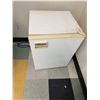 Image 2 : Diplomat Compact Mini Refrigerator