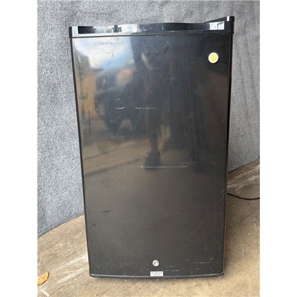 General Electric SFR03BAZABB Compact Refrigerator (Works)