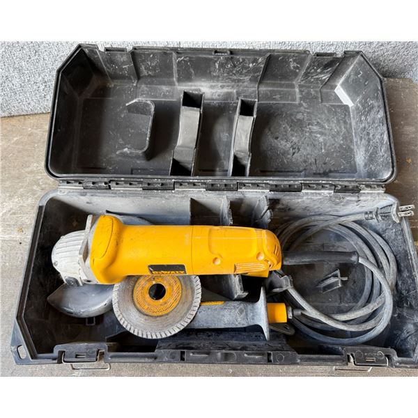 DeWalt D28402 Corded Angle Grinder in Hard Case (Works - See Video)