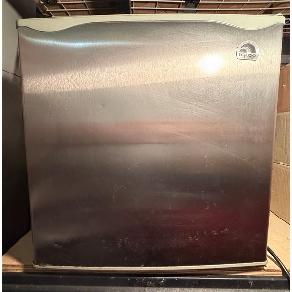 Igloo FR181 Mini Refrigerator (works - gets cold)