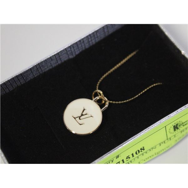 LOUIS VUITTON BUTTON PULL REP. INTO NECK.