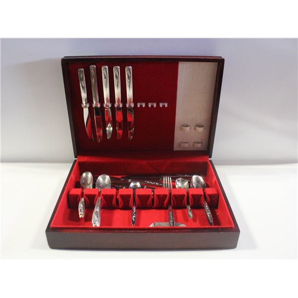 VINTAGE FLATWARE IN WOOD CANTEEN