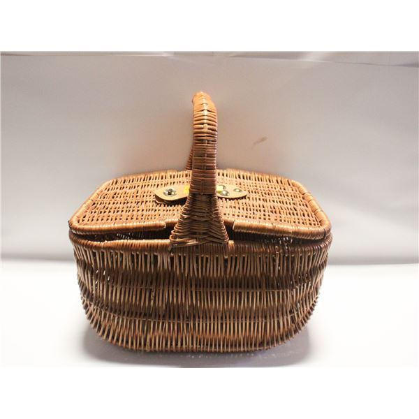 LARGE WICKER PICNIC BASKET