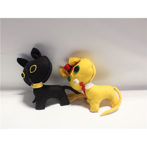 VINTAGE HANDCRAFTED FELT CATS (2)