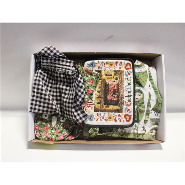VINTAGE APRONS, POT HOLDERS/MISC