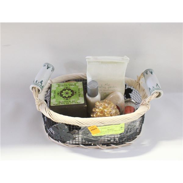 DECORATIVE GIFT BASKET W/BATH PRODUCTS NEW