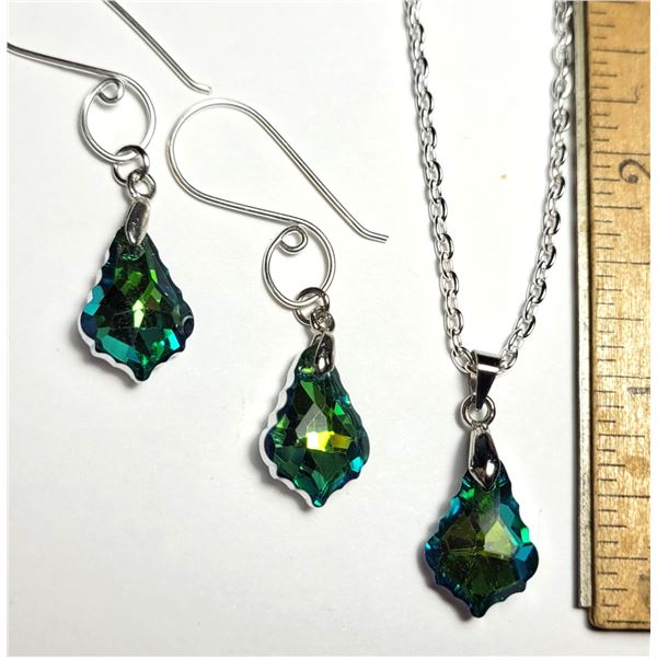 17)  BAROQUE CUT HOT BLUE TO GREEN